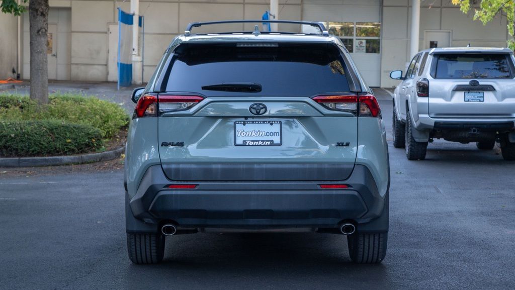 2022 Toyota RAV4 XLE Premium photo 4