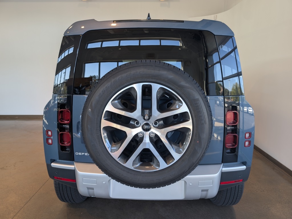 2025 Land Rover Defender 110 S photo 4