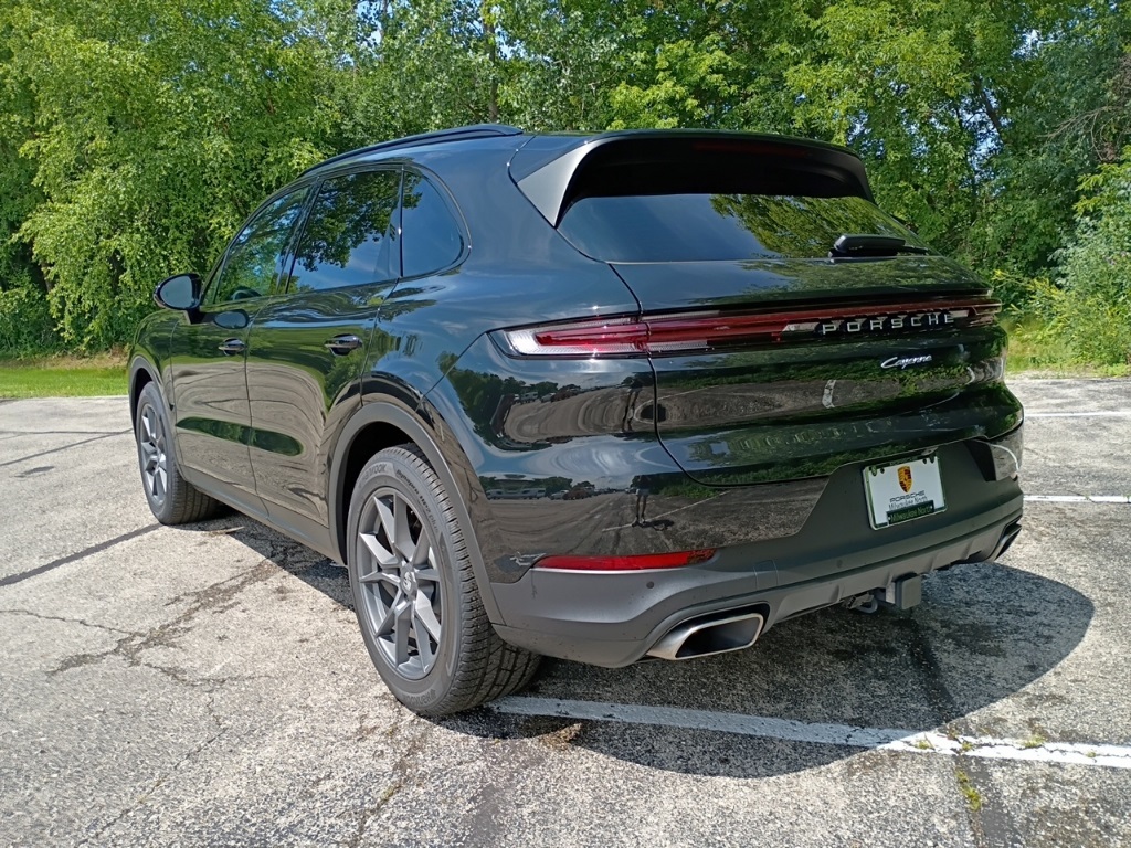 2025 Porsche Cayenne photo 3