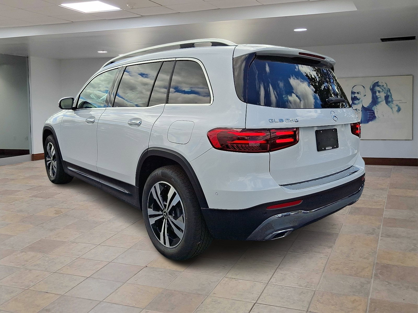 2026 Mercedes Benz GLB 250 4MATIC photo 3