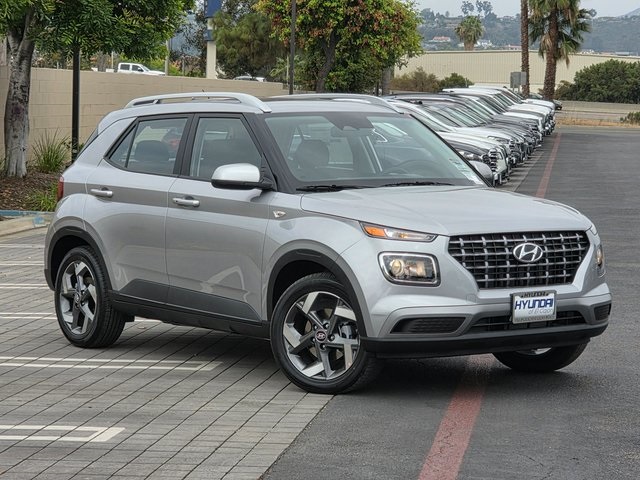 2025 Hyundai Venue SEL photo 2