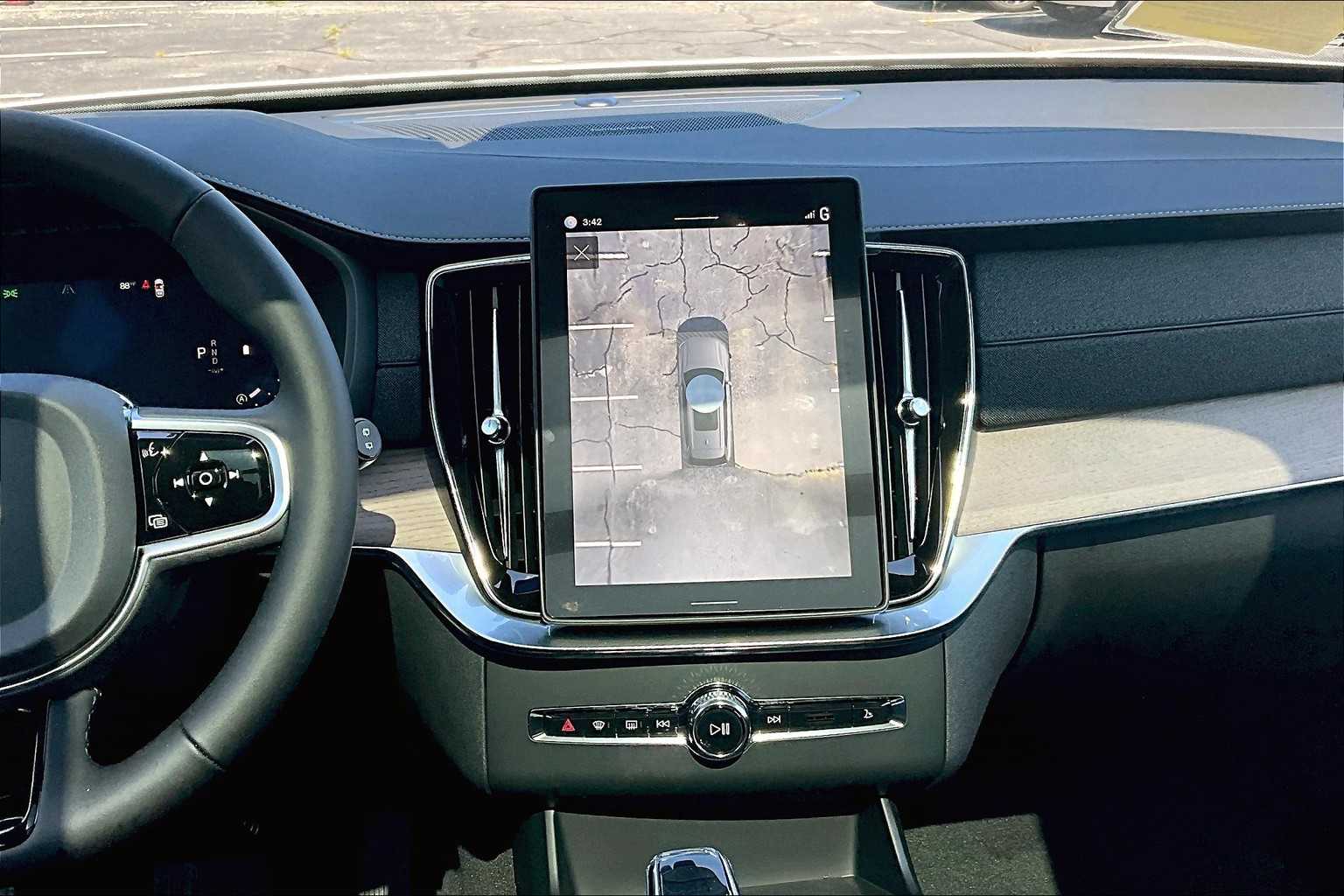 2026 Volvo XC90 Plus photo 3