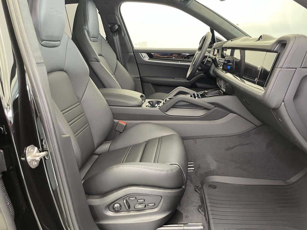 2025 Porsche Cayenne Turbo E-Hybrid photo 23