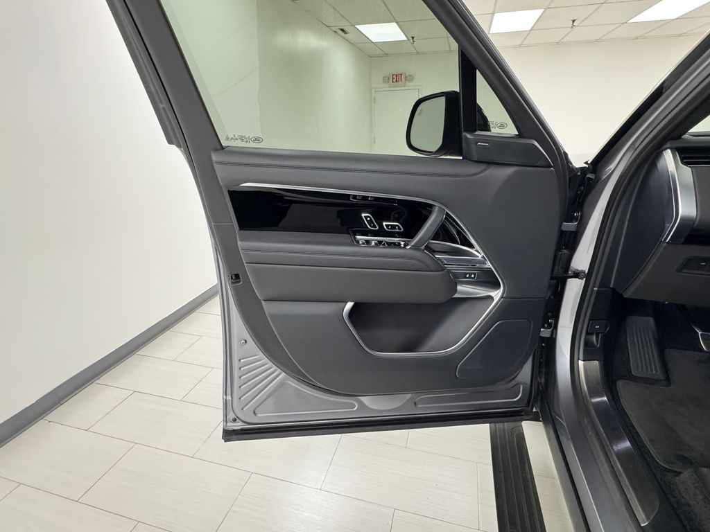 2023 Land Rover Range Rover SE photo 7