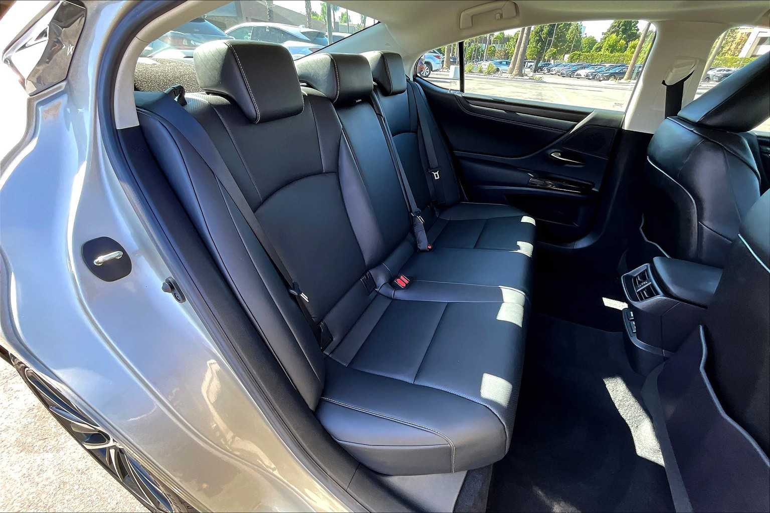 2023 Lexus ES 350 photo 18