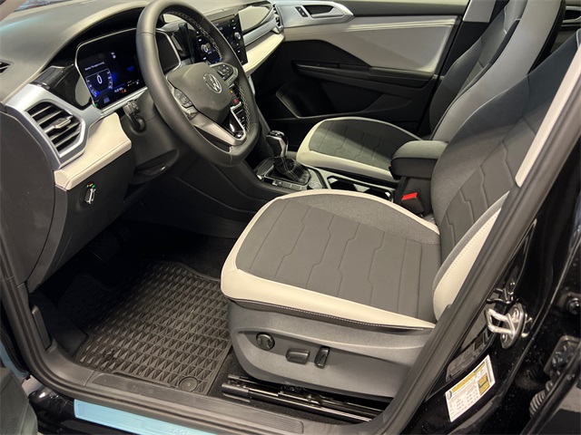 2025 Volkswagen Taos SE photo 5