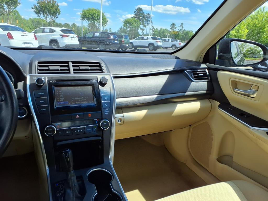 2015 Toyota Camry Hybrid LE photo 12