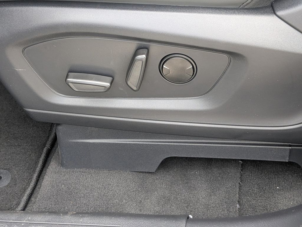 2025 Ford Explorer photo 14