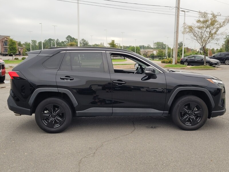 2022 Toyota RAV4 XLE photo 2