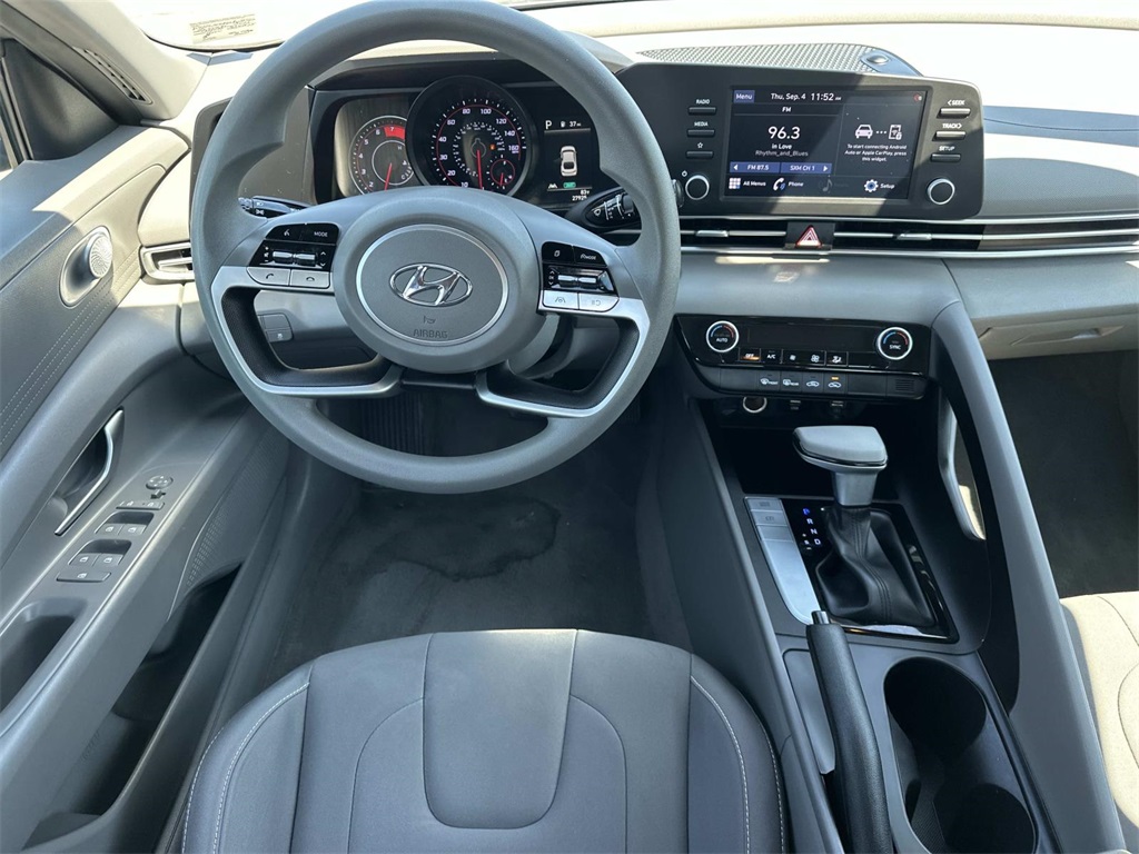 2023 Hyundai Elantra SEL photo 17