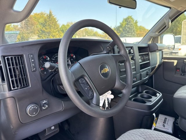 2025 Chevrolet Express Cargo 3500 photo 10