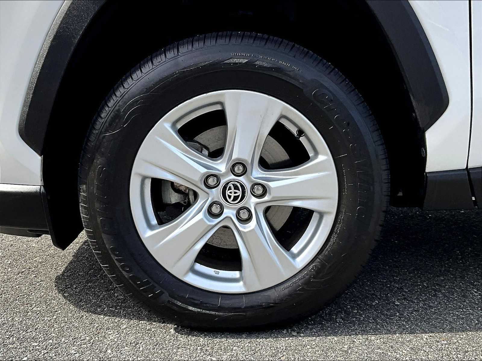 2021 Toyota RAV4 XLE photo 7