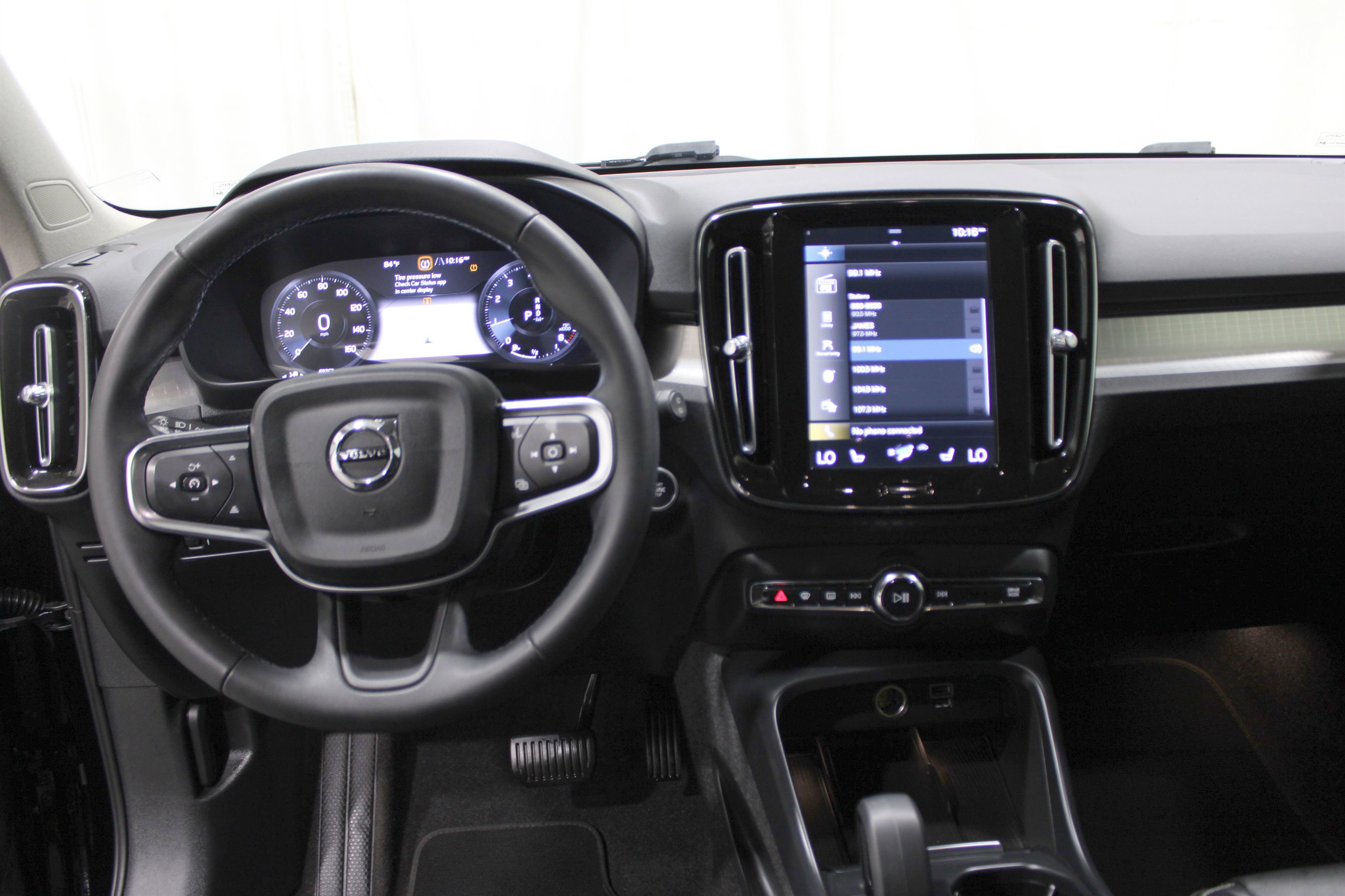 2022 Volvo XC40 Momentum photo 2