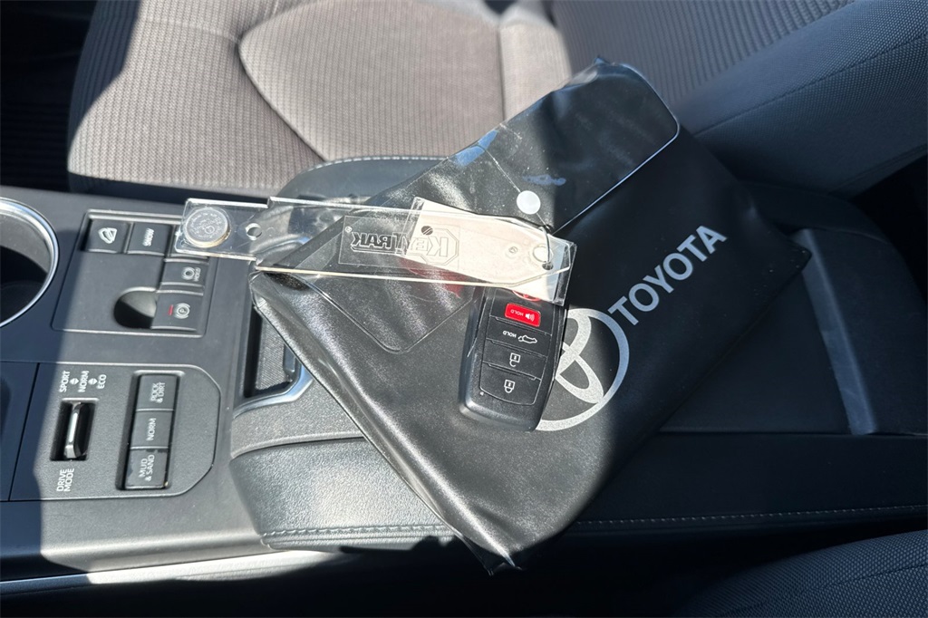 2024 Toyota Highlander LE photo 26