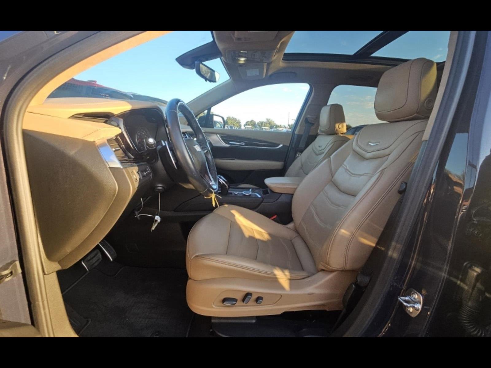 2025 Cadillac XT6 Sport photo 2