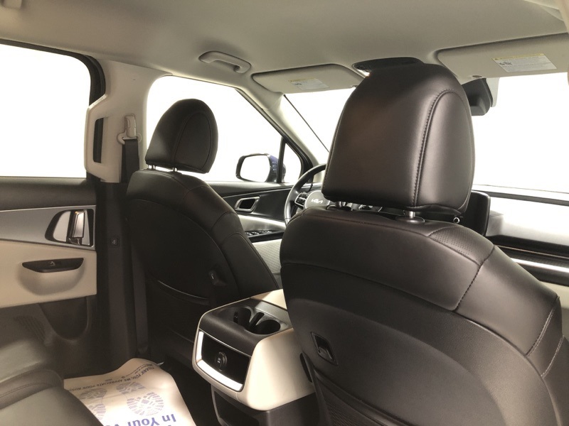 2024 Kia Carnival LX photo 11