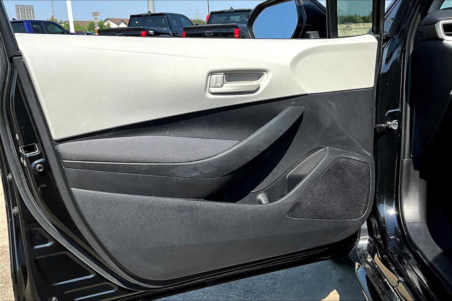 2022 Toyota Corolla LE photo 19