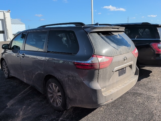 2020 Toyota Sienna XLE photo 2