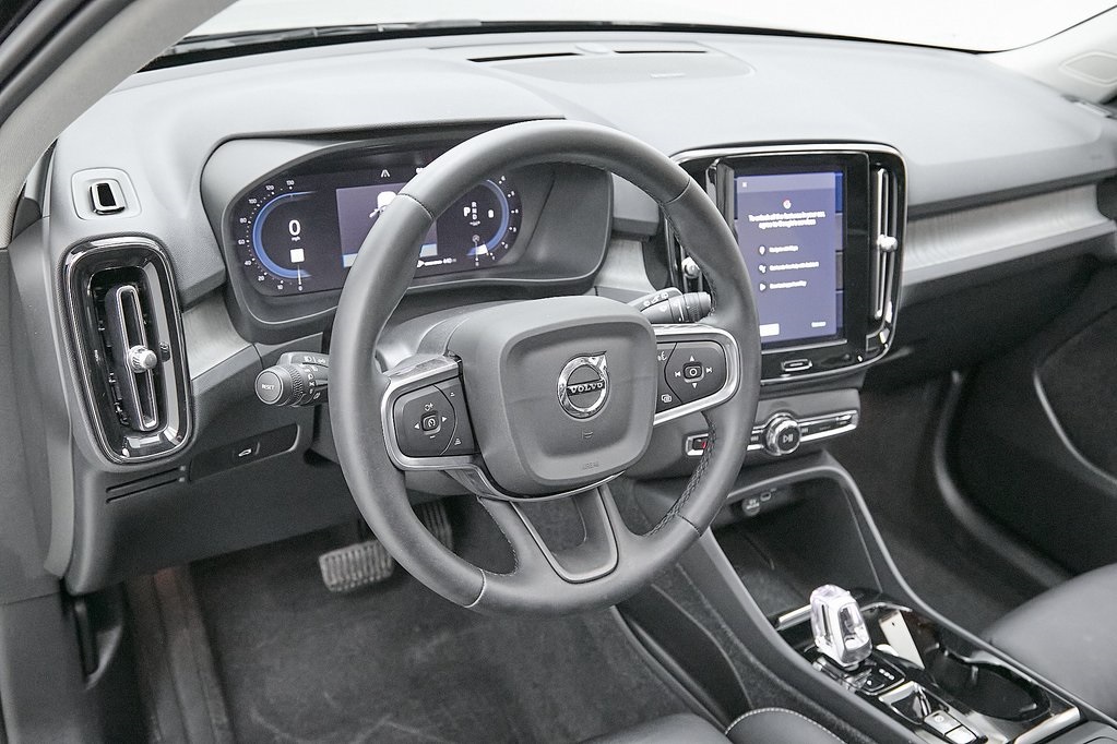 2024 VOLVO XC40 - Image 13