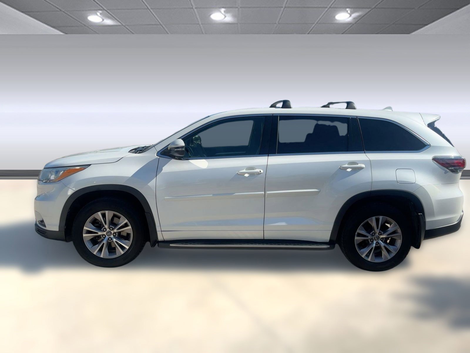 2016 Toyota Highlander LE photo 2