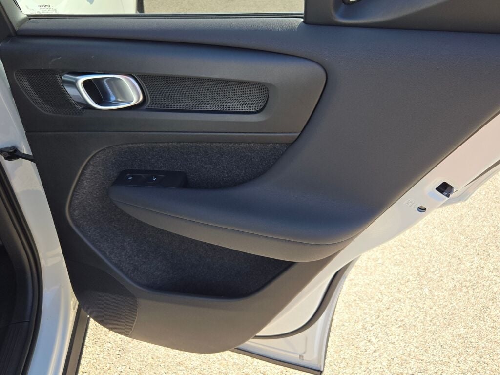 2024 Volvo XC40 Plus photo 10