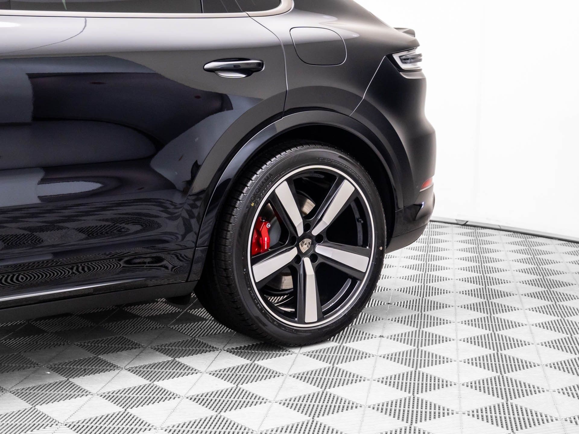 2025 Porsche Cayenne Turbo E-Hybrid Coupe photo 33