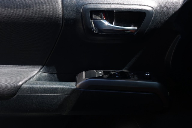 2017 Toyota Tacoma SR5 photo 22