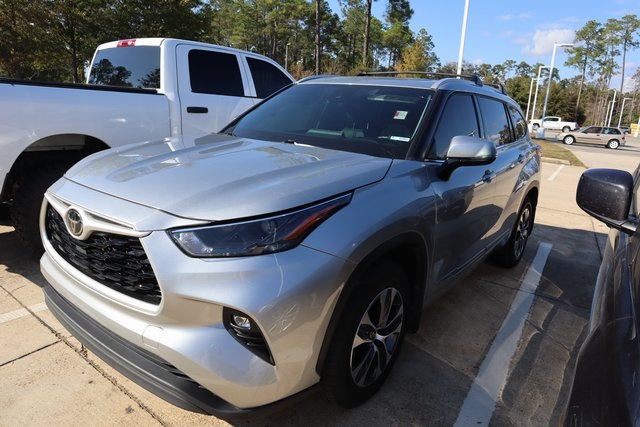2022 Toyota Highlander XLE photo 3