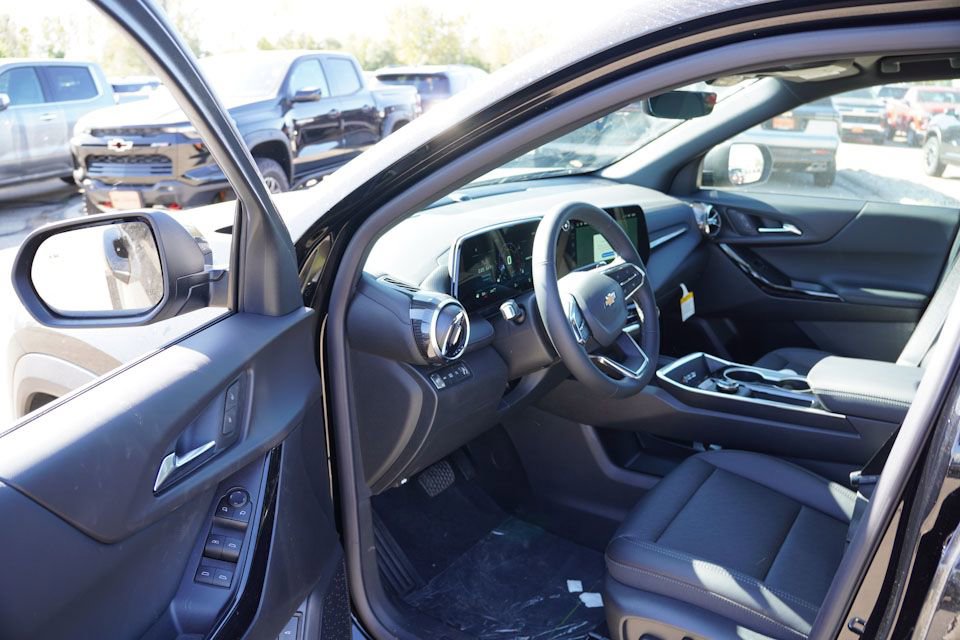 2026 Chevrolet Equinox LT photo 2