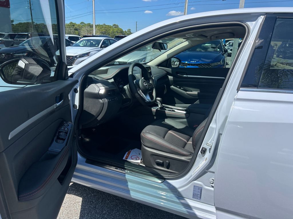 2025 Nissan Altima 2.5 SR photo 11
