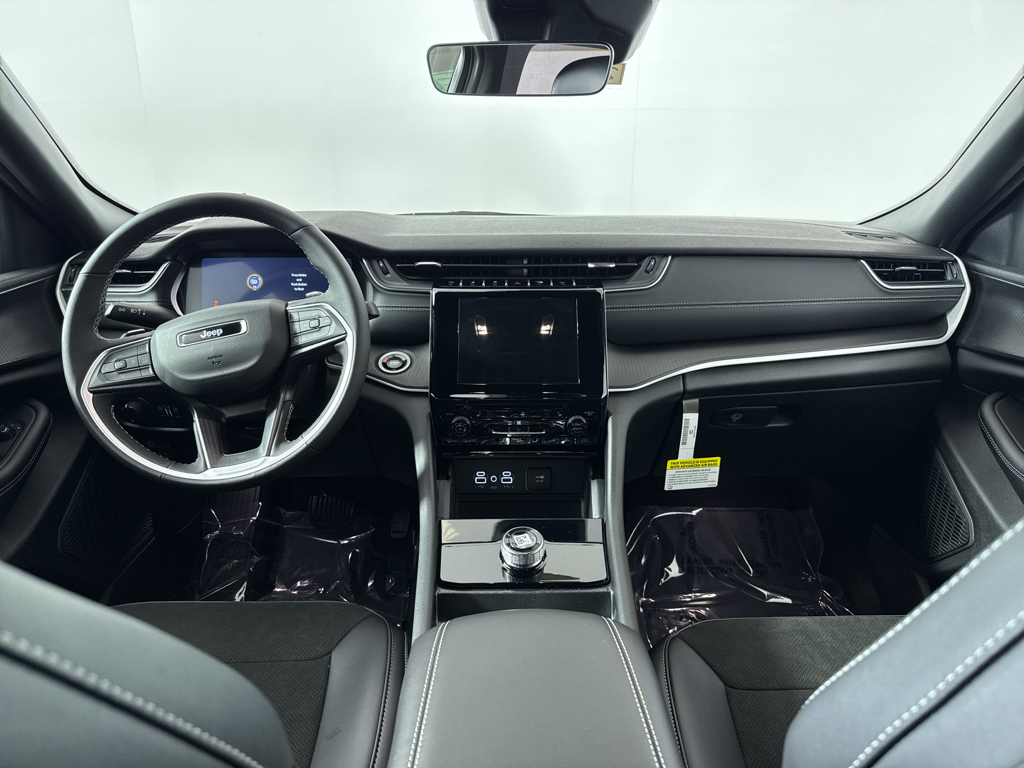 2025 Jeep Grand Cherokee Altitude photo 3