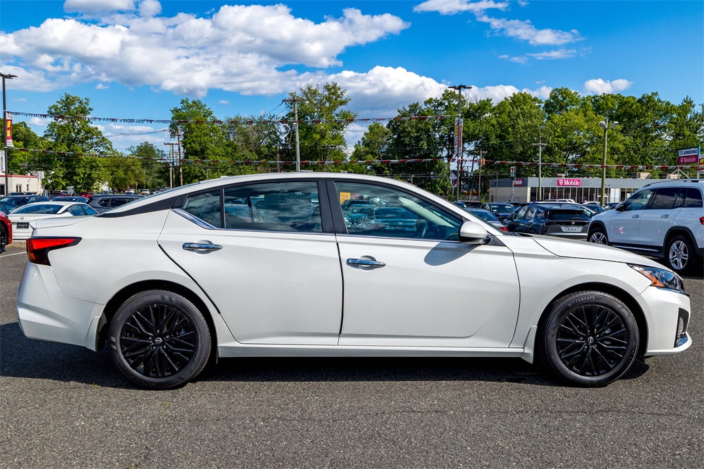 2025 Nissan Altima SV photo 4