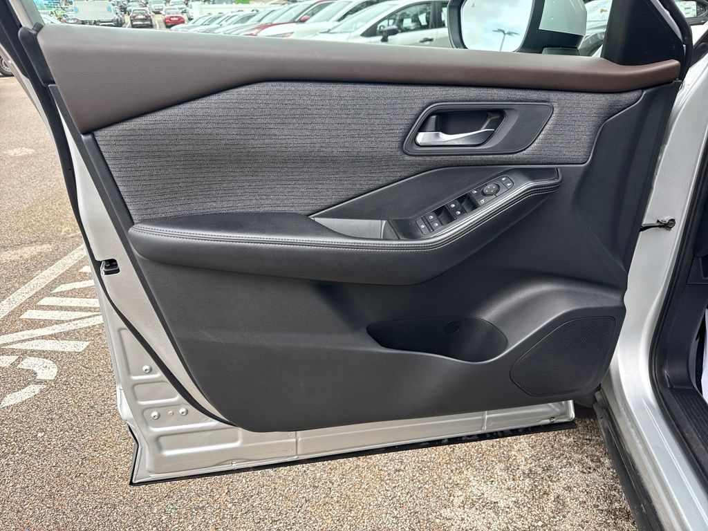 2022 Nissan Rogue SV photo 11