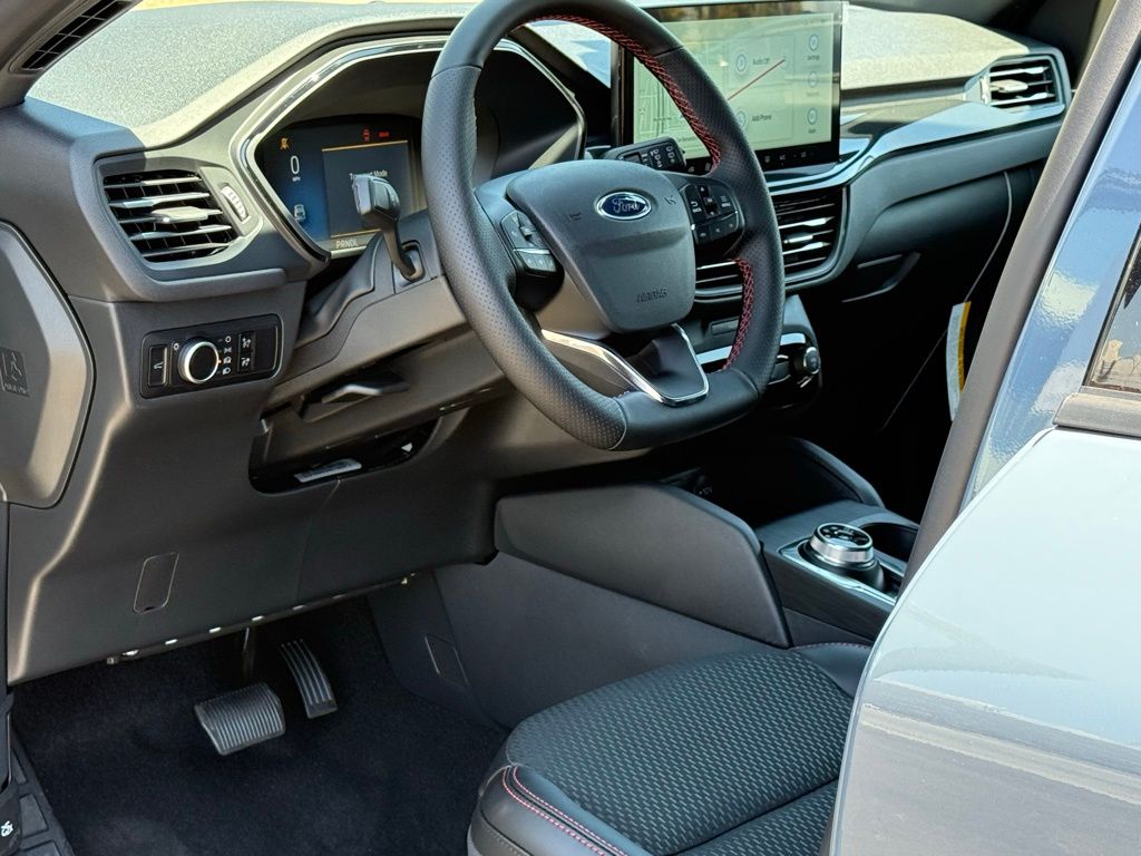 2025 Ford Escape ST-Line photo 4