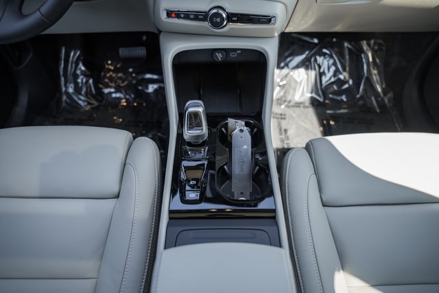 2026 Volvo XC40 photo 24