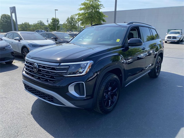2025 Volkswagen Atlas SE Technology Peak Edition photo 3
