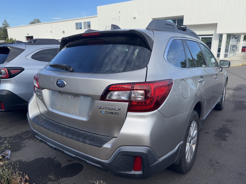 2018 Subaru Outback 2.5i Premium photo 2