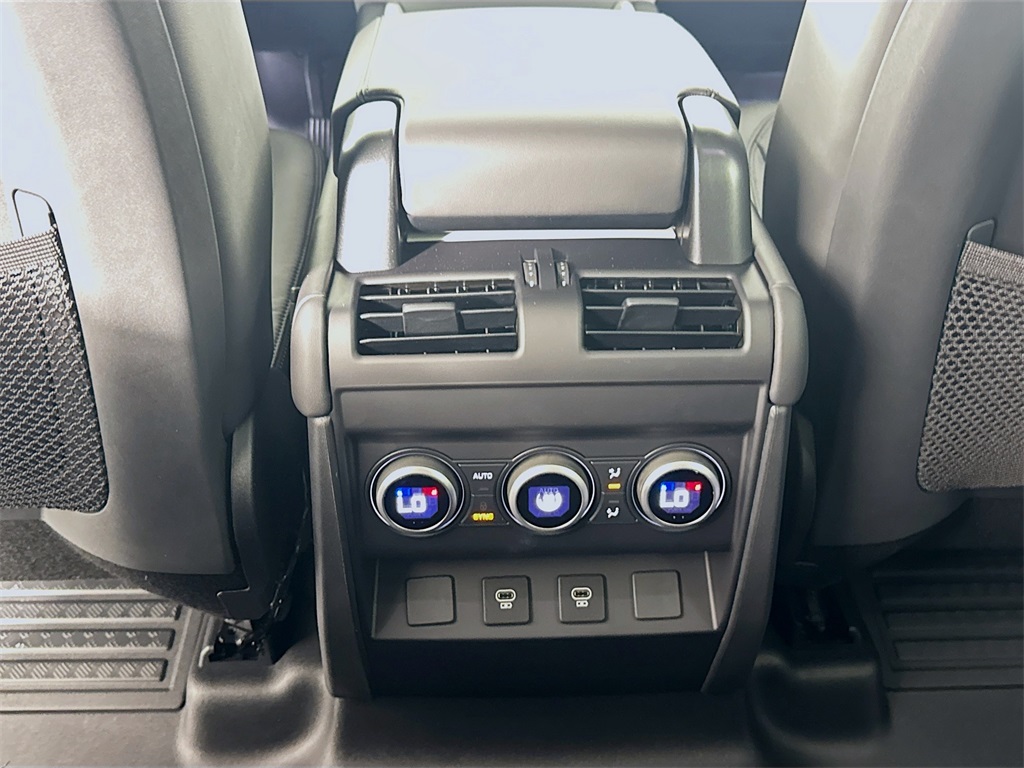 2025 Land Rover Defender 110 X-Dynamic SE photo 21
