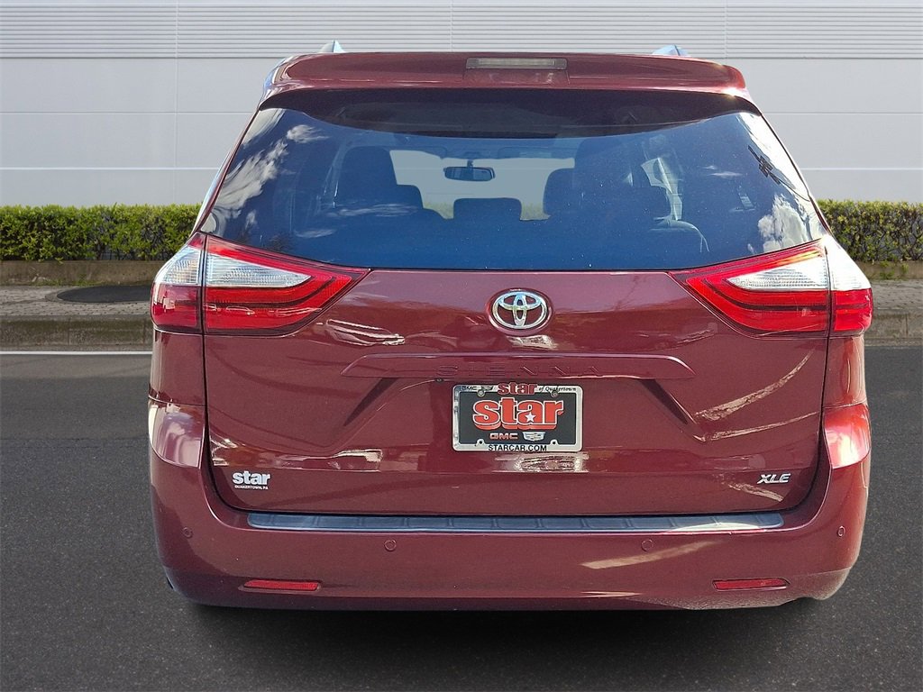 2017 Toyota Sienna XLE photo 4