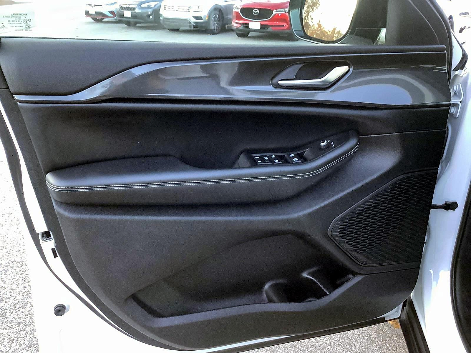 2023 Jeep Grand Cherokee Laredo Altitude photo 3