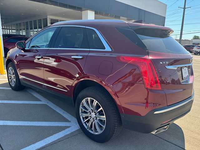 2017 Cadillac XT5 Luxury photo 2