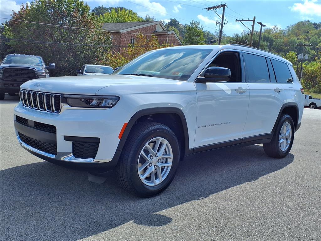 2025 Jeep Grand Cherokee Laredo photo 3