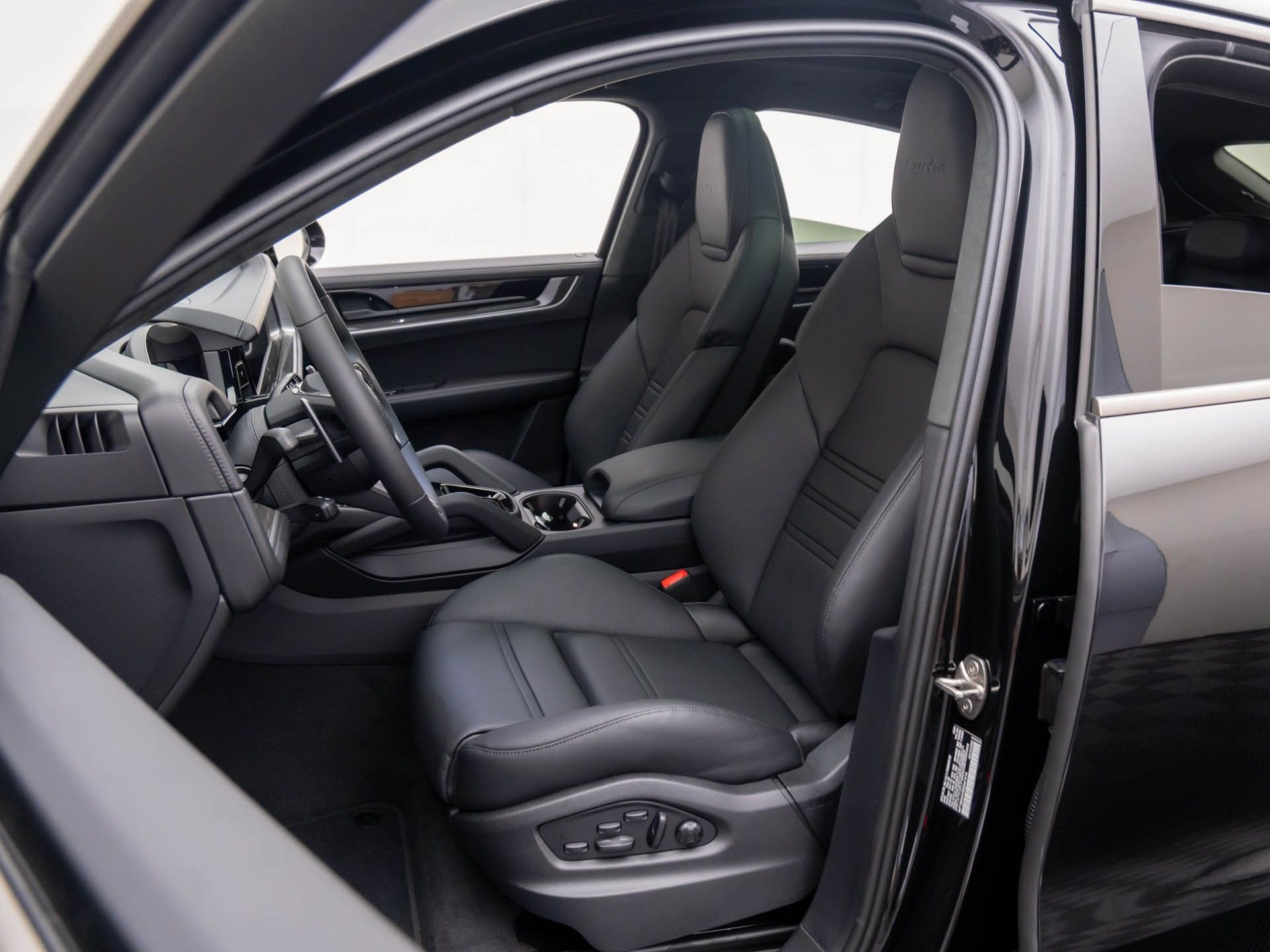 2025 Porsche Cayenne Turbo E-Hybrid Coupe photo 5