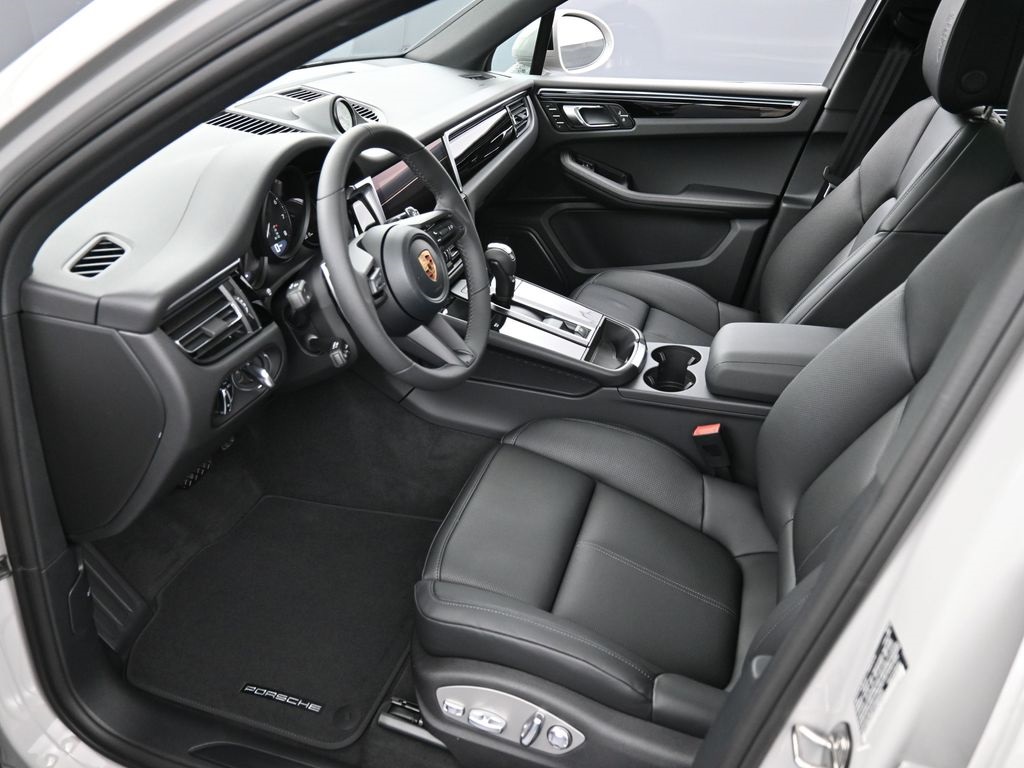 2026 Porsche Macan T photo 4