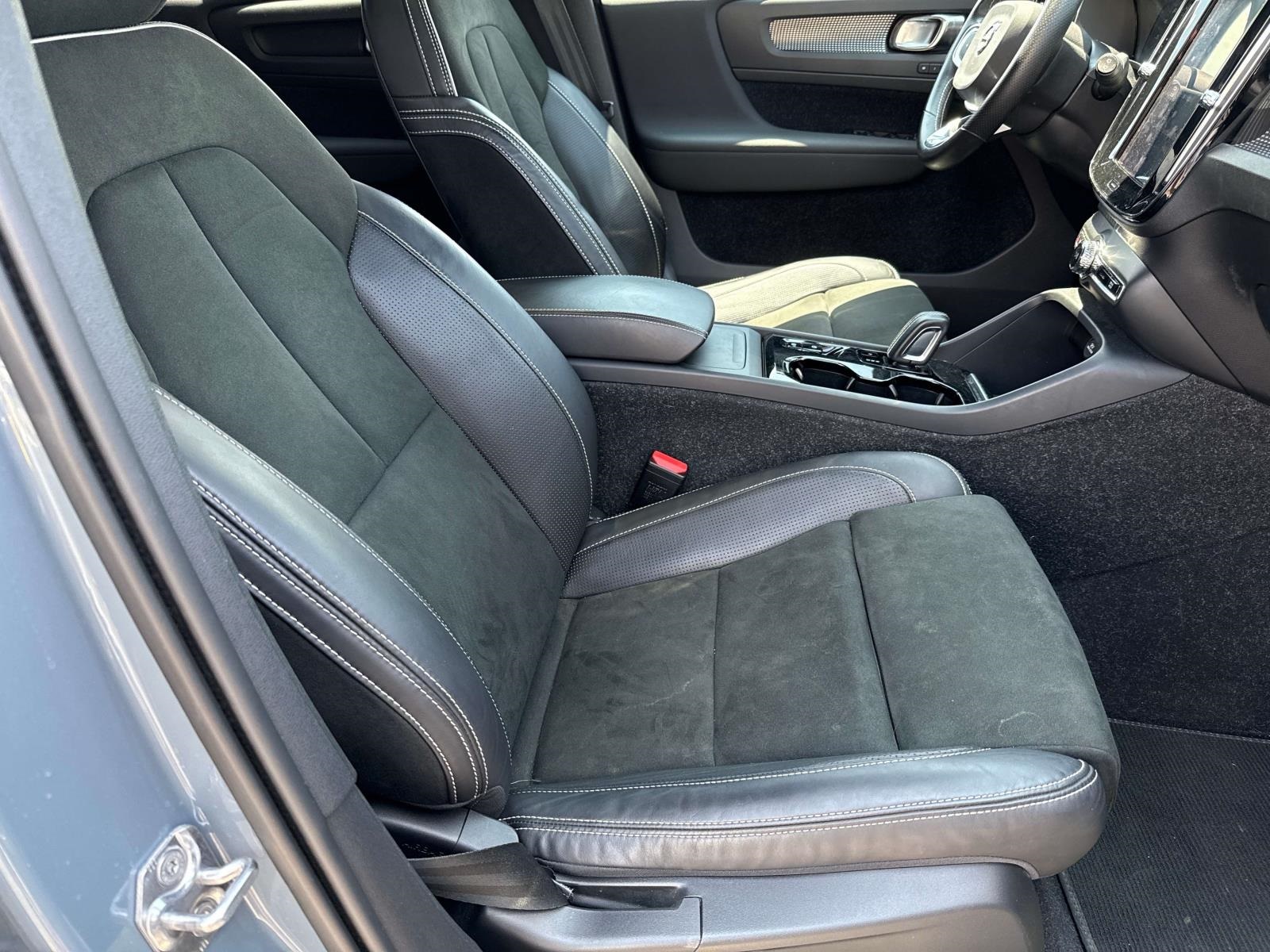 2021 Volvo XC40 R-Design photo 10