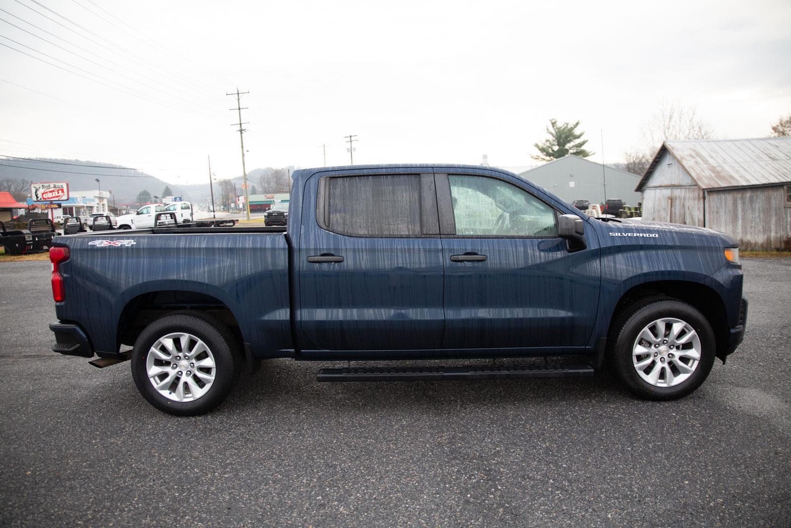 2022 Chevrolet Silverado 1500 Custom photo 2