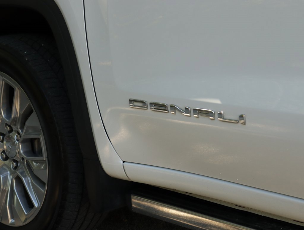 Used 2022 White Frost Tricoat GMC Denali image 39