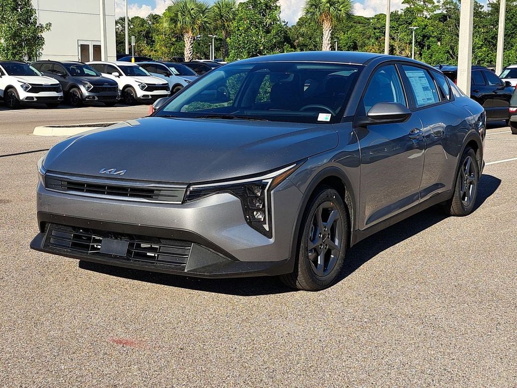 2025 Kia K4 LXS photo 2