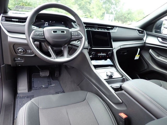 2025 Jeep Grand Cherokee Laredo X photo 14