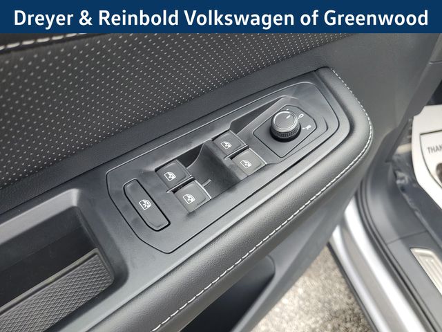 2025 Volkswagen Atlas Cross Sport SEL R-Line photo 18